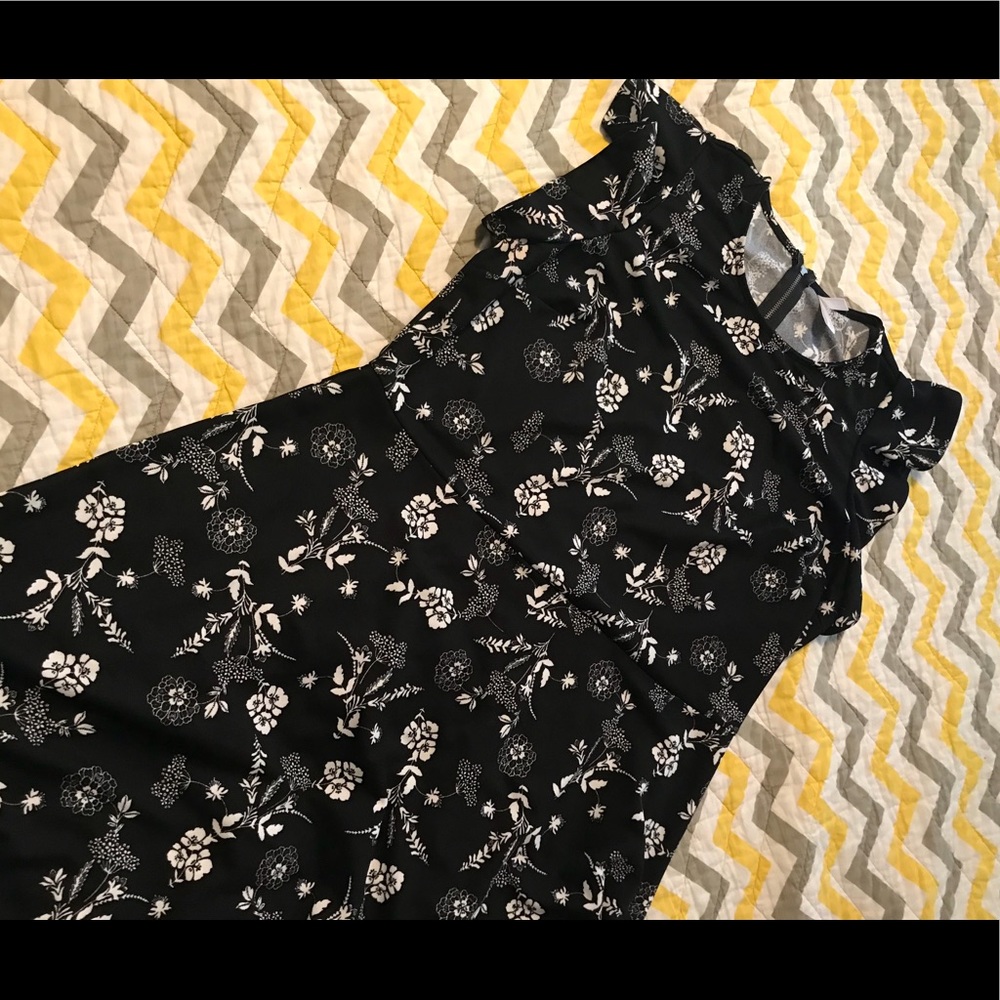 Xhilaration Black and White Flutter Sleeve Dress